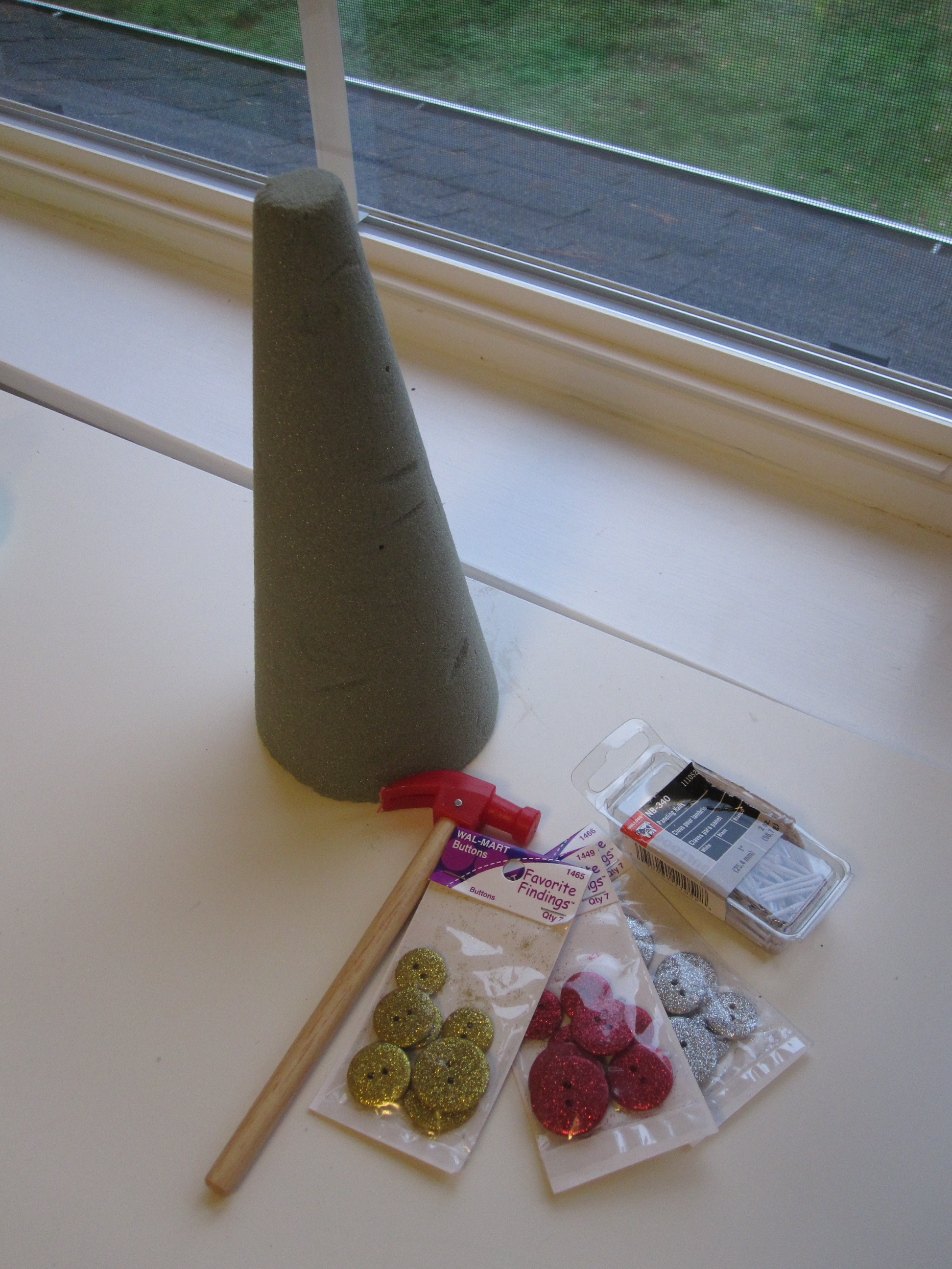 Button and nail Christmas Tree Craft