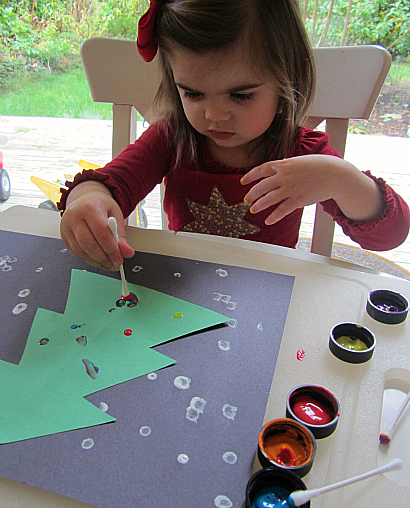 qtip painted Christmas tree craft for toddlers